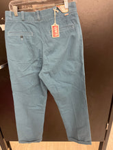 Load image into Gallery viewer, NWT Levi Pants Size 30
